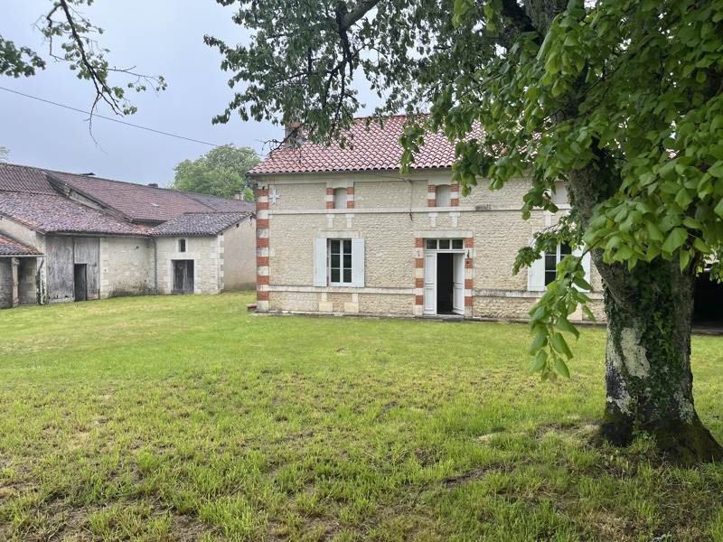 Vente Maison LES ESSARDS - 4 pièces -124 m² - (16210)