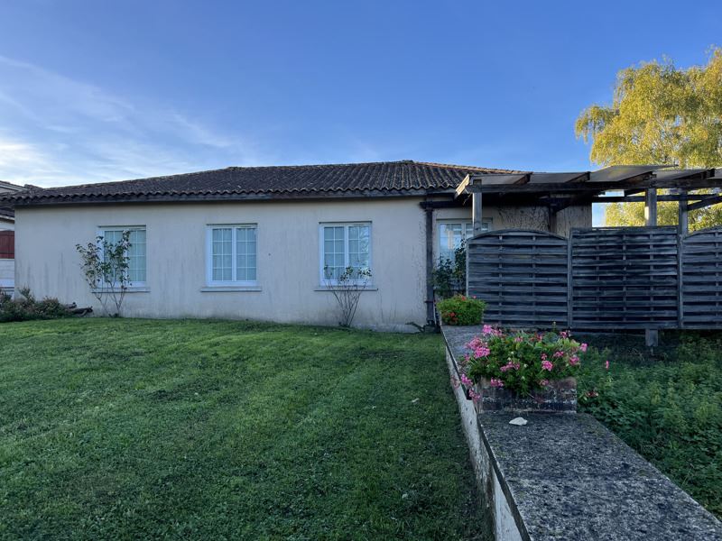 Vente Maison LES ESSARDS - 1 pièce -120 m² - (16210)