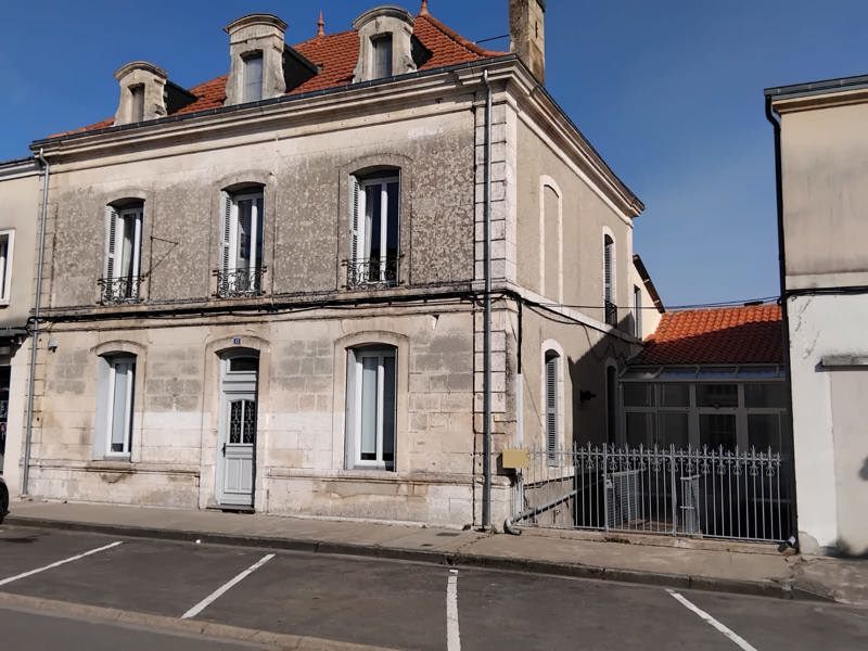 Vente Maison CHALAIS - 7 pièces -225 m² - (16210)