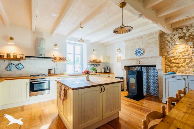Vente Maison ST ROMAIN - 8 pièces -330 m² - (16210)
