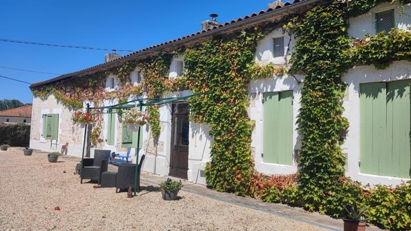 Vente Maison GUIZENGEARD - 7 pièces -210 m² - (16480)