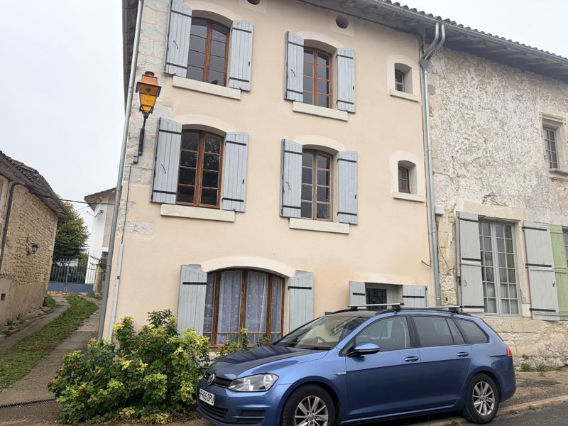 Vente Maison Bonnes - 4 pièces -100 m² - (16390)