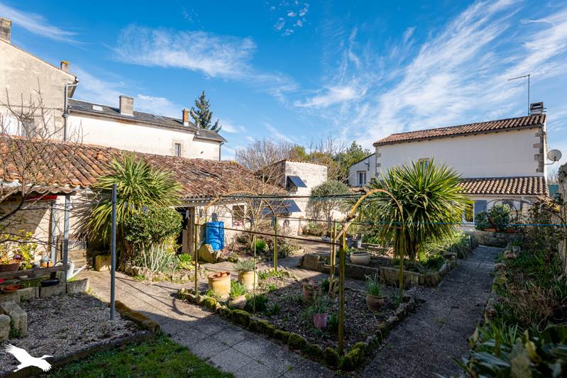 Vente Maison ST JEAN D ANGELY - 5 pièces -110 m² - (17400)