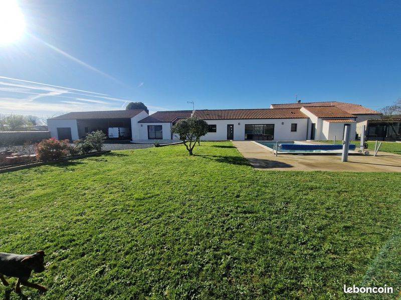 Vente Maison LA CROIX COMTESSE - 6 pièces -161 m² - (17330)