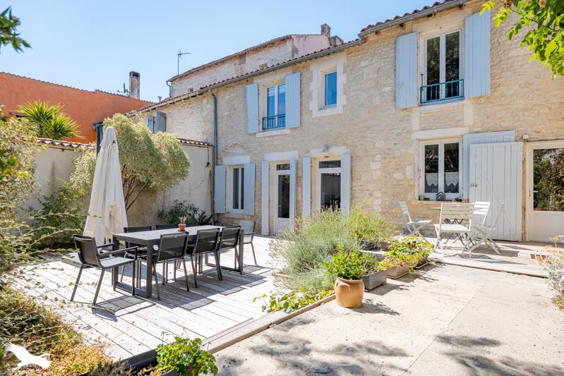 Maison 7 pièces 240 m² · à Saint-Jean-d'Angély · 240 m² · 280 000 €