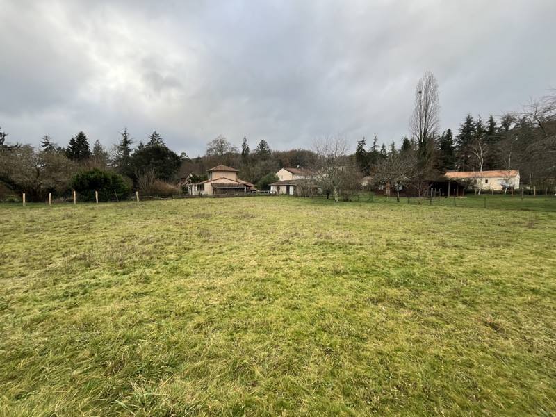Terrain constructible à Savignac-les-Églises