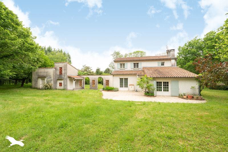 Vente Maison CHAILLEVETTE - 7 pièces -185 m² - (17890)