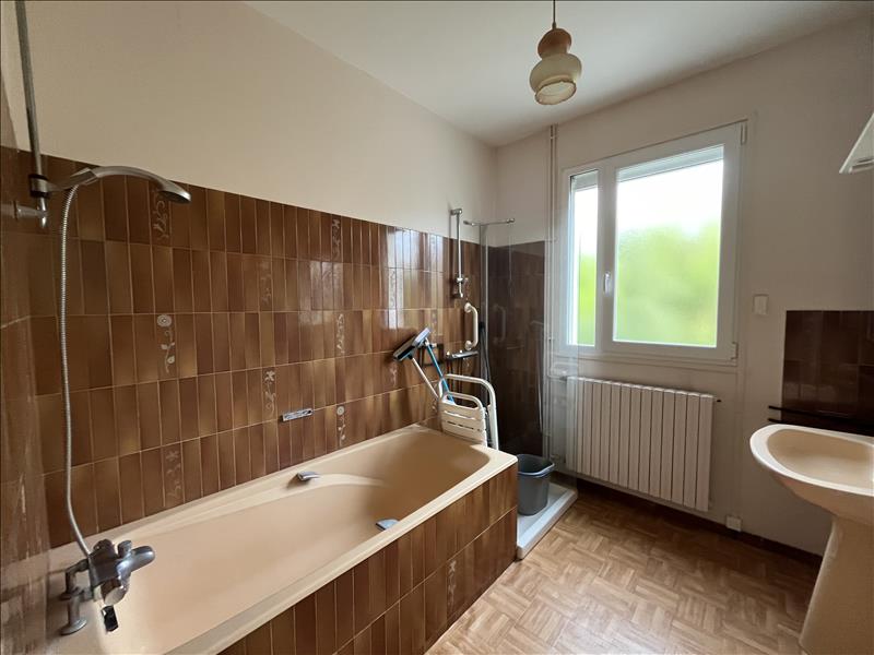 Vente Maison ST AMAND MONTROND - 7 pièces -214 m² - (18200)