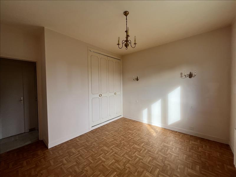 Vente Maison ST AMAND MONTROND - 7 pièces -214 m² - (18200)