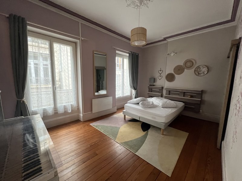 Vente Immeuble ST AMAND MONTROND - -  239 m² - (18200)