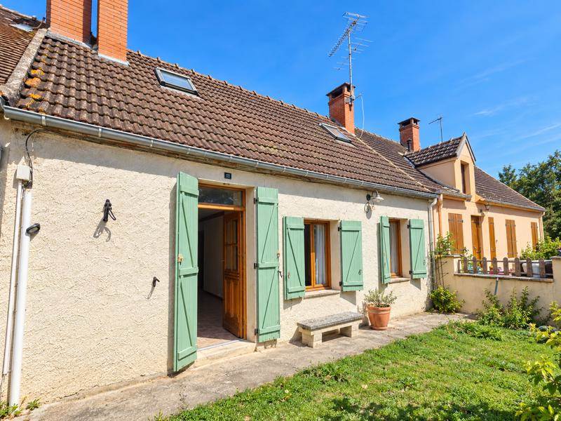 Maison 4 pièces 96 m² · à Ainay-le-Vieil · 96 m² · 45 000 €