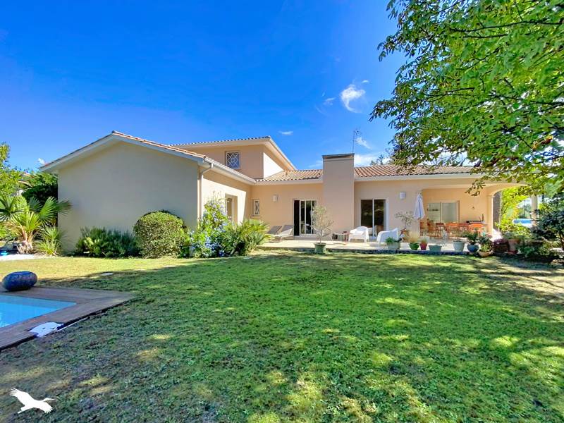 Maison 7 pièces 218 m² · à Mérignac · 218 m² · 900 000 €