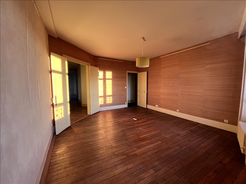 Appartement 6 pièces 161 m² · à Montluçon · 161 m² · 56 000 €
