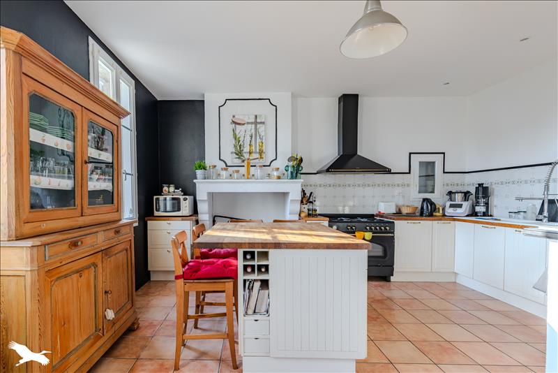 Vente Maison AMBARES ET LAGRAVE - 7 pièces -214 m² - (33440)