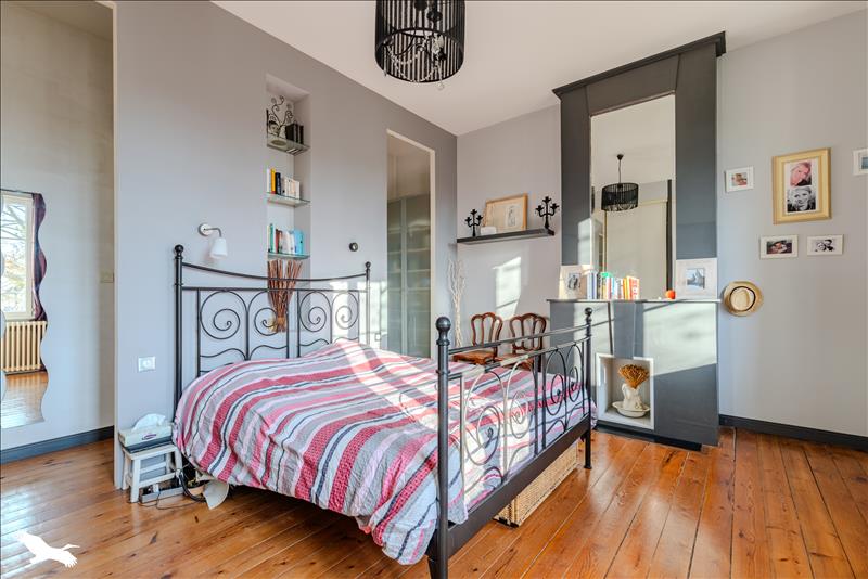 Vente Maison AMBARES ET LAGRAVE - 7 pièces -214 m² - (33440)