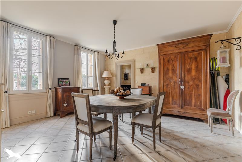 Vente Maison AMBARES ET LAGRAVE - 7 pièces -214 m² - (33440)