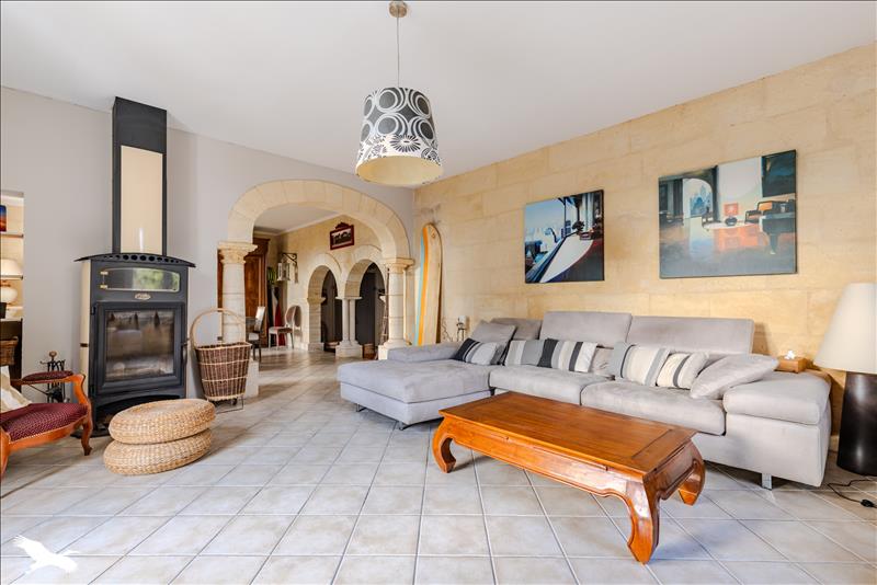Vente Maison AMBARES ET LAGRAVE - 7 pièces -214 m² - (33440)