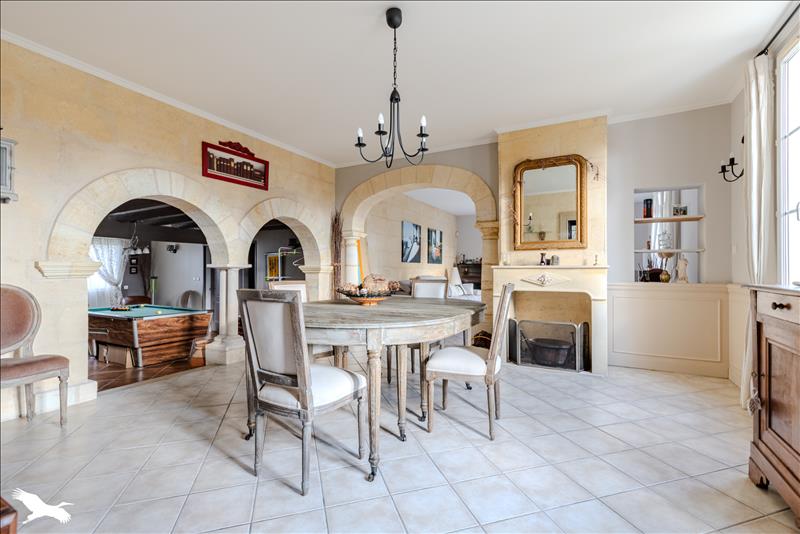 Vente Maison AMBARES ET LAGRAVE - 7 pièces -214 m² - (33440)