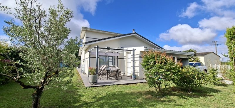 Vente Maison AMBARES ET LAGRAVE - 5 pièces -135 m² - (33440)