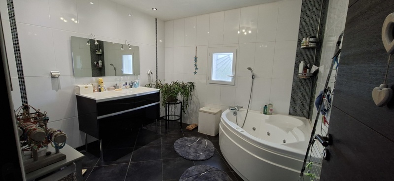 Vente Maison AMBARES ET LAGRAVE - 5 pièces -135 m² - (33440)