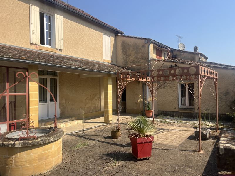 Maison 11 pièces 269 m² · à Villefranche-de-Lonchat · 269 m² · 169 850 €