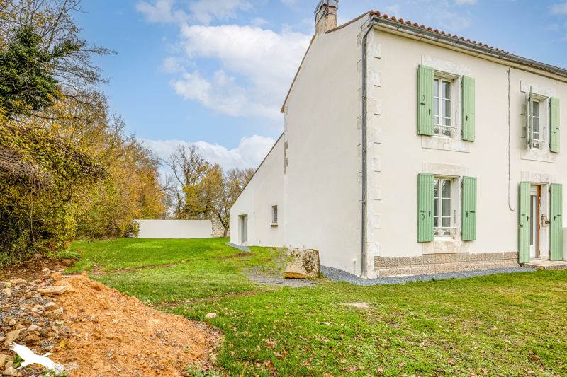Vente Maison VOUHE - 4 pièces -145 m² - (17700)