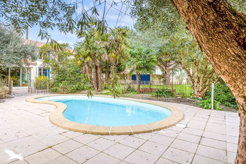Vente Maison ST PIERRE LA NOUE - 8 pièces -255 m² - (17700)