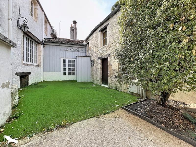 Maison 8 pièces 135 m² · à Surgères · 135 m² · 135 000 €