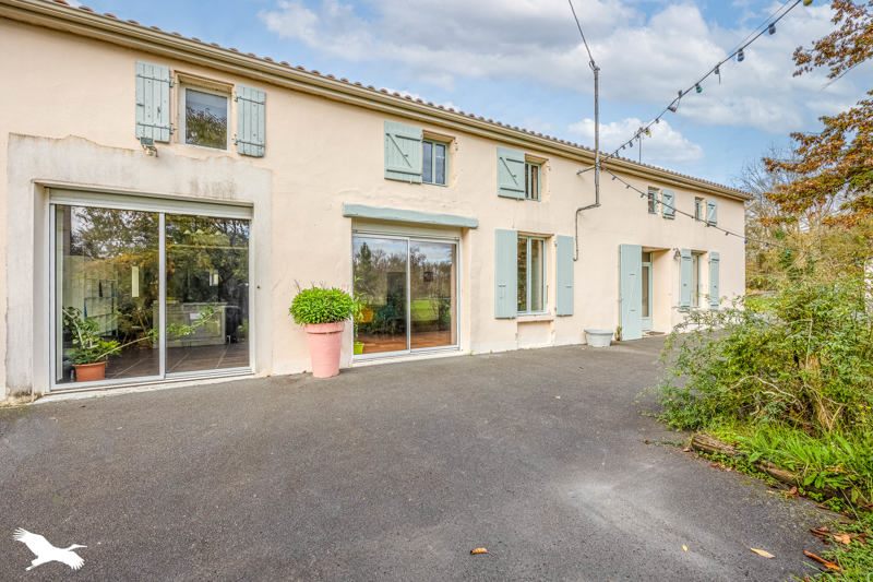 Vente Maison GENOUILLE - 8 pièces -190 m² - (17430)