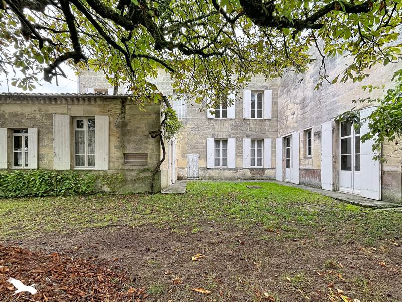 Maison 10 pièces 342 m² · à Saint-Denis-de-Pile · 342 m² · 298 000 €
