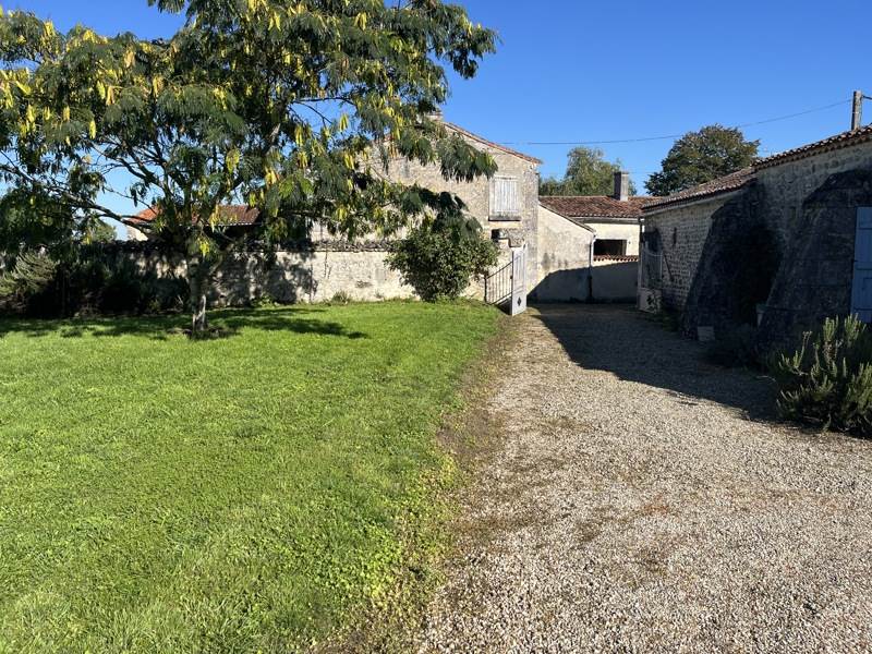 Vente Maison ANGEAC CHARENTE - 6 pièces -190 m² - (16120)
