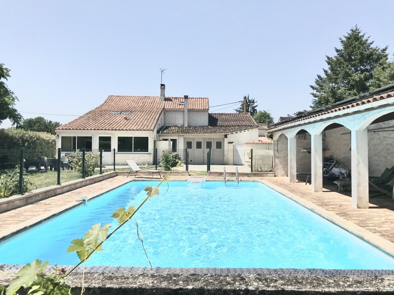 Vente Maison ST SIMON - 9 pièces -205 m² - (16120)