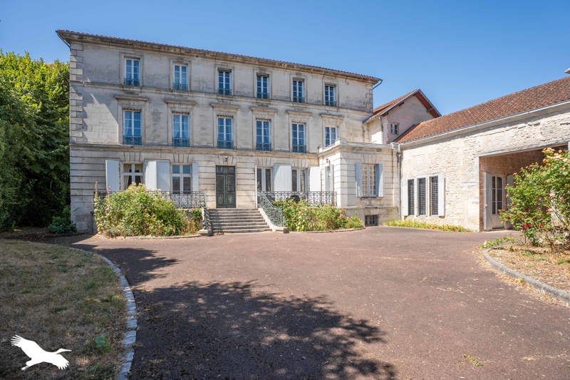 Vente Maison CHATEAUNEUF SUR CHARENTE - 10 pièces -456 m² - (16120)