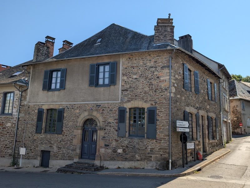 Vente Maison UZERCHE - 6 pièces -212,9 m² - (19140)
