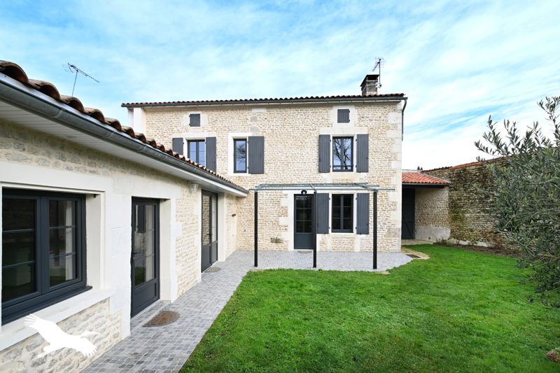 Vente Maison GENAC BIGNAC - 5 pièces -144 m² - (16170)