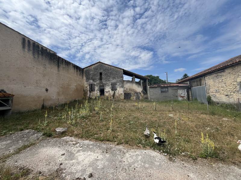 Vente Maison ST GENIS D HIERSAC 16570 2 pièces - 450 m²