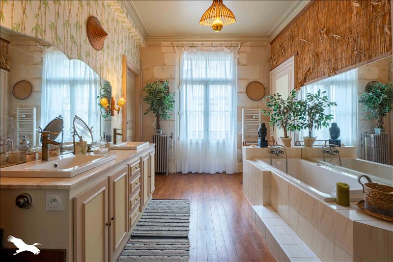 Vente Maison MONTGUYON - 14 pièces -374 m² - (17270)