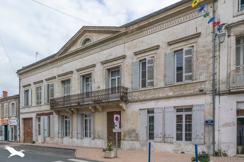 Vente Maison MONTGUYON - 14 pièces -374 m² - (17270)