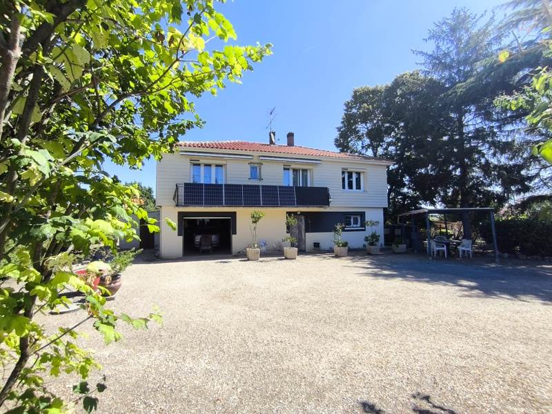 Vente Maison MONTLIEU LA GARDE - 6 pièces -183 m² - (17210)