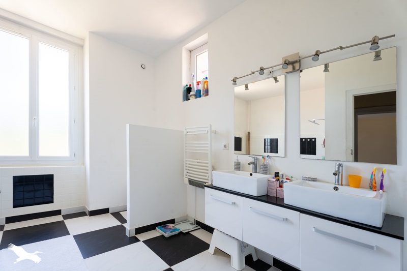 Vente Maison MONTGUYON - 12 pièces -228 m² - (17270)