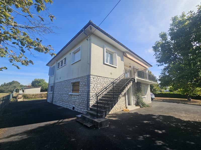 Vente Maison Montguyon - 7 pièces -151 m² - (17270)