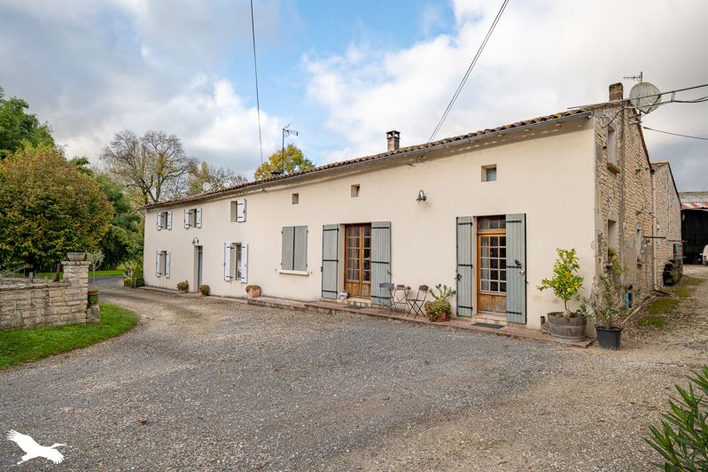 Vente Maison CHADENAC - 8 pièces -231 m² - (17800)