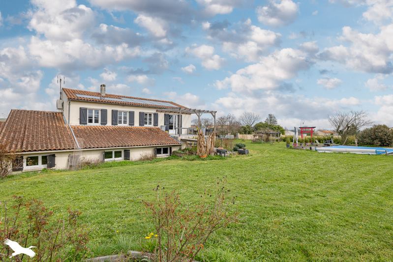 Vente Maison MARIGNAC - 8 pièces -201 m² - (17800)