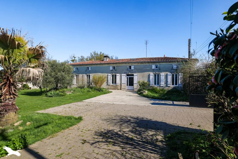 Vente Maison CONDEON - 6 pièces -246 m² - (16360)