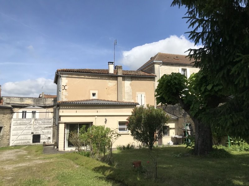 Vente Maison BARBEZIEUX ST HILAIRE - 7 pièces -152 m² - (16300)