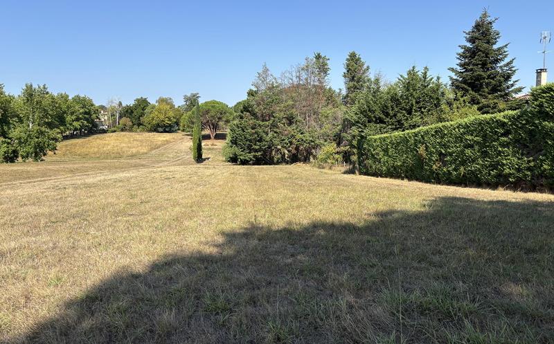 Terrain 4 pièces · à Sadirac · 152 600 €