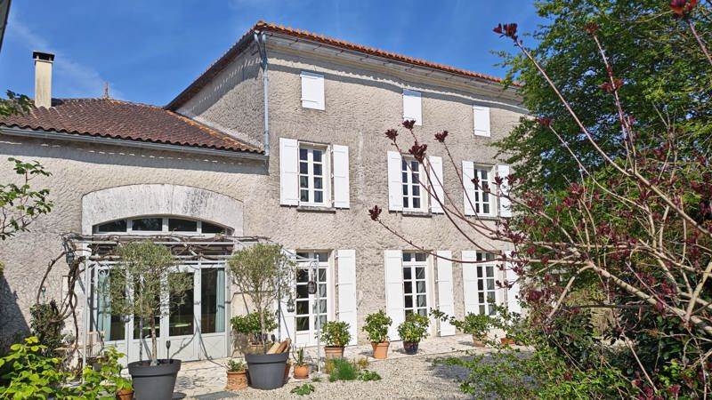 Vente Maison MORNAC - 7 pièces -209 m² - (16600)