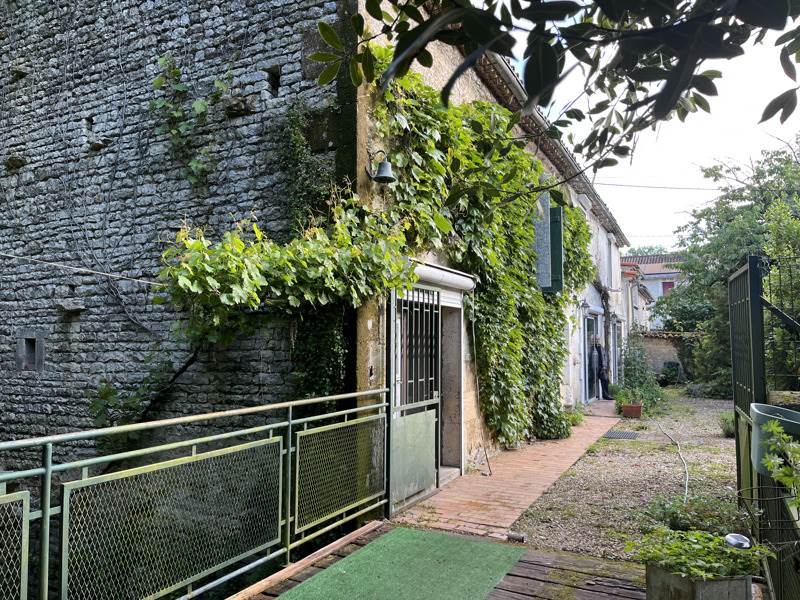 Vente Maison CHAMPNIERS - 9 pièces -218 m² - (16430)