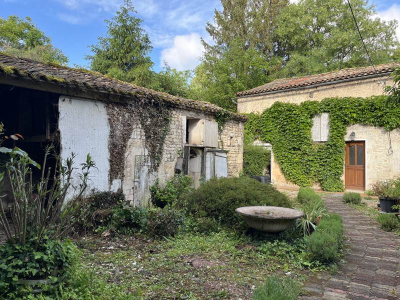 Vente Maison CHAMPNIERS - 9 pièces -218 m² - (16430)