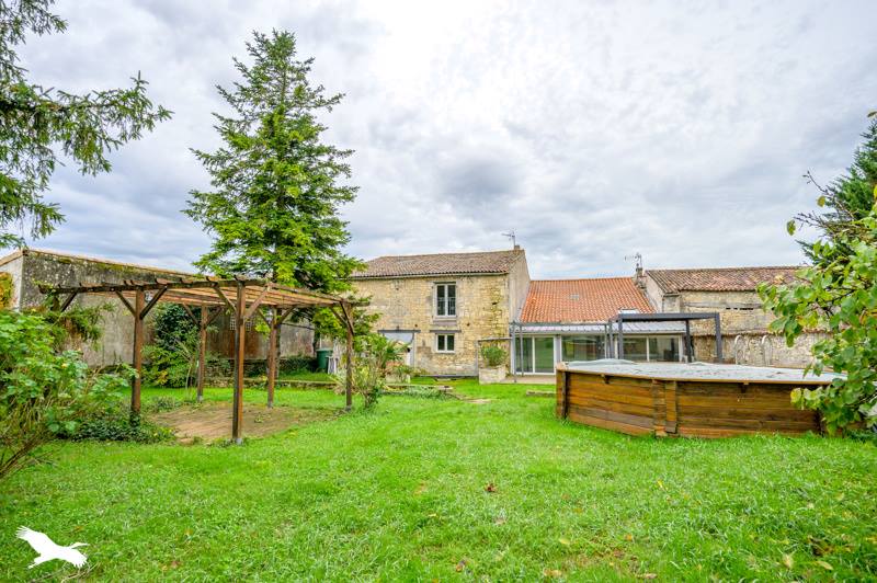 Vente Maison MONTROY - 8 pièces -185 m² - (17220)